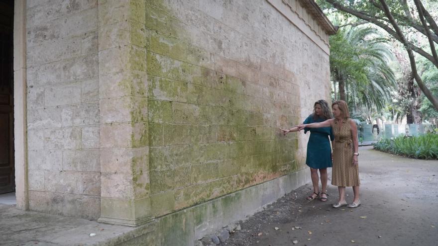 Las socialistas Begoña Media y Lorena Doña, junto al Museo Loringiano de La Concepción