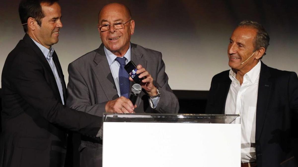 Miguel Reina, en el centro, canta el himno del Atlético en un homenaje a los jugadores que se midieron al Bayern en 1974