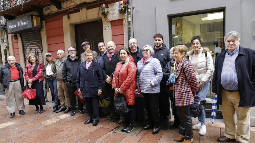 Representantes del PSOE de Oviedo posan delante de la casa natal de Indalecio Prieto. | Analía Pello