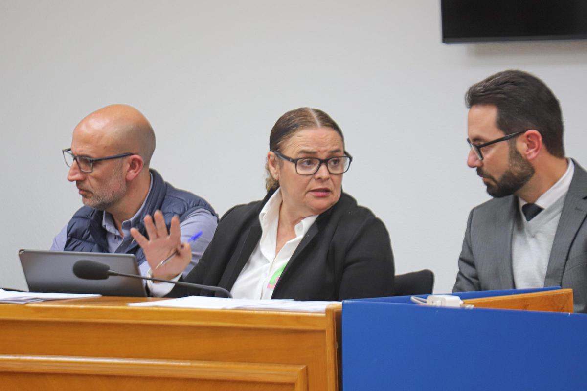 La exconcejala Mari Carmen Gómez, en el centro durante el último pleno ordinario de este año, junto al edil Ricardo Recuero y el regidor Federico Alarcón