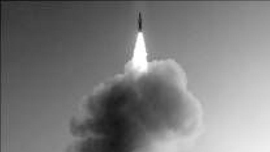 EEUU alardea de poder militar tras destruir el satélite espía a la deriva