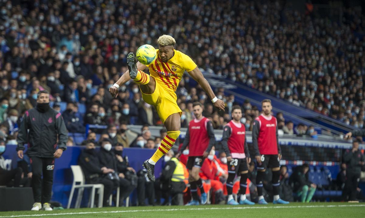 Adama controla el balón en el aire junto a la banda durante el derbi