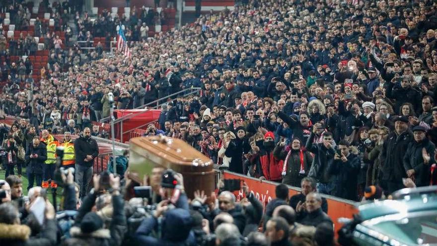 La Tribunona, llena de aficionados, durante el funeral de Quini.