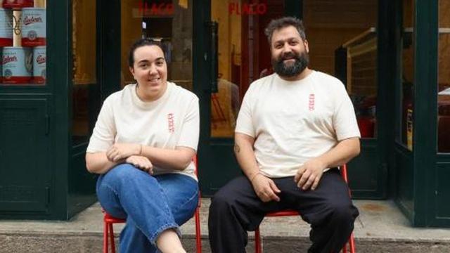 Gonzalo Pose «Mou» y Vanesa Gómez han decidido poner en marcha una sucursal de Flaco en la playa. | XOÁN ÁLVAREZ