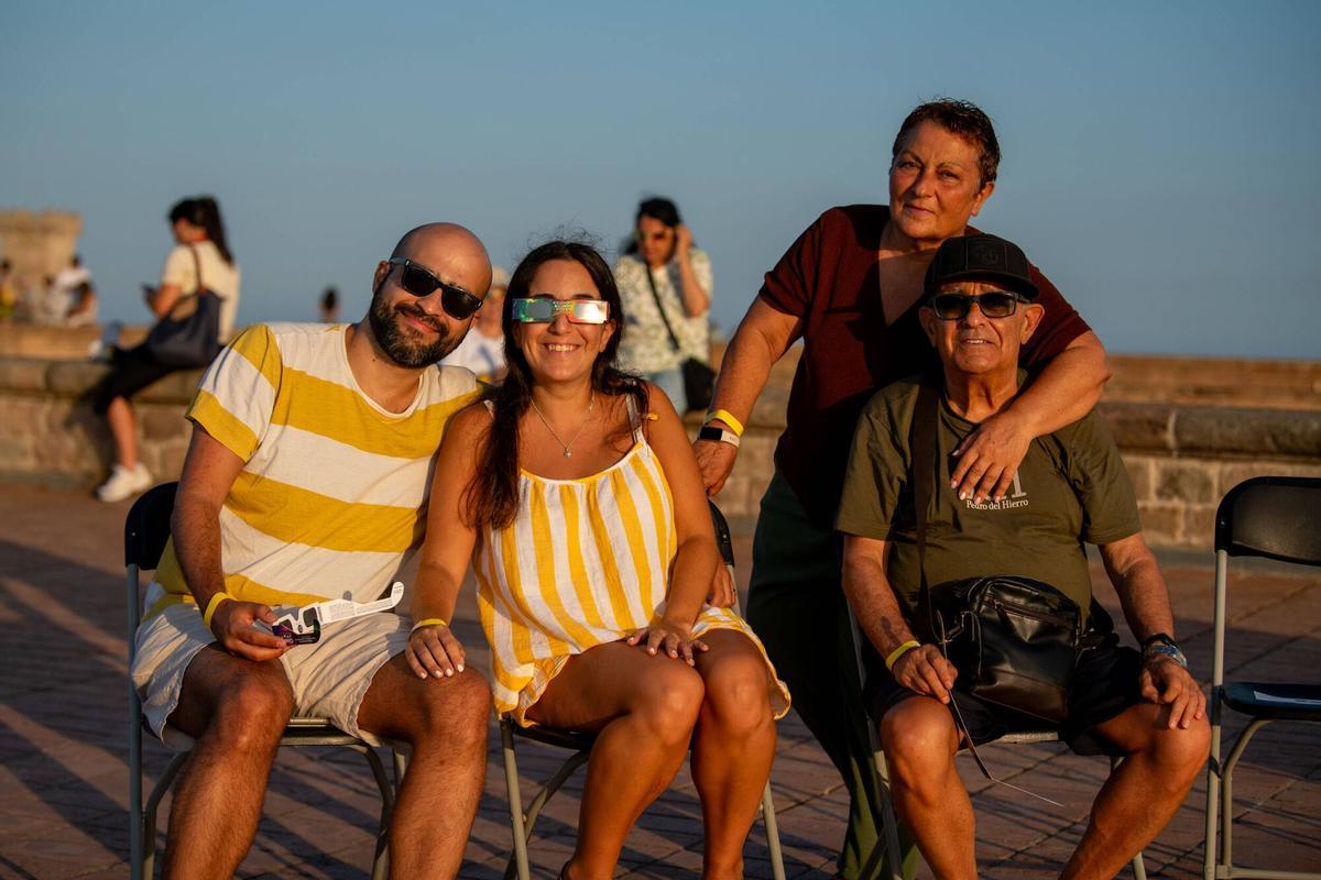 Una familia disfruta del eclipse en el Castillo de Montjuic.