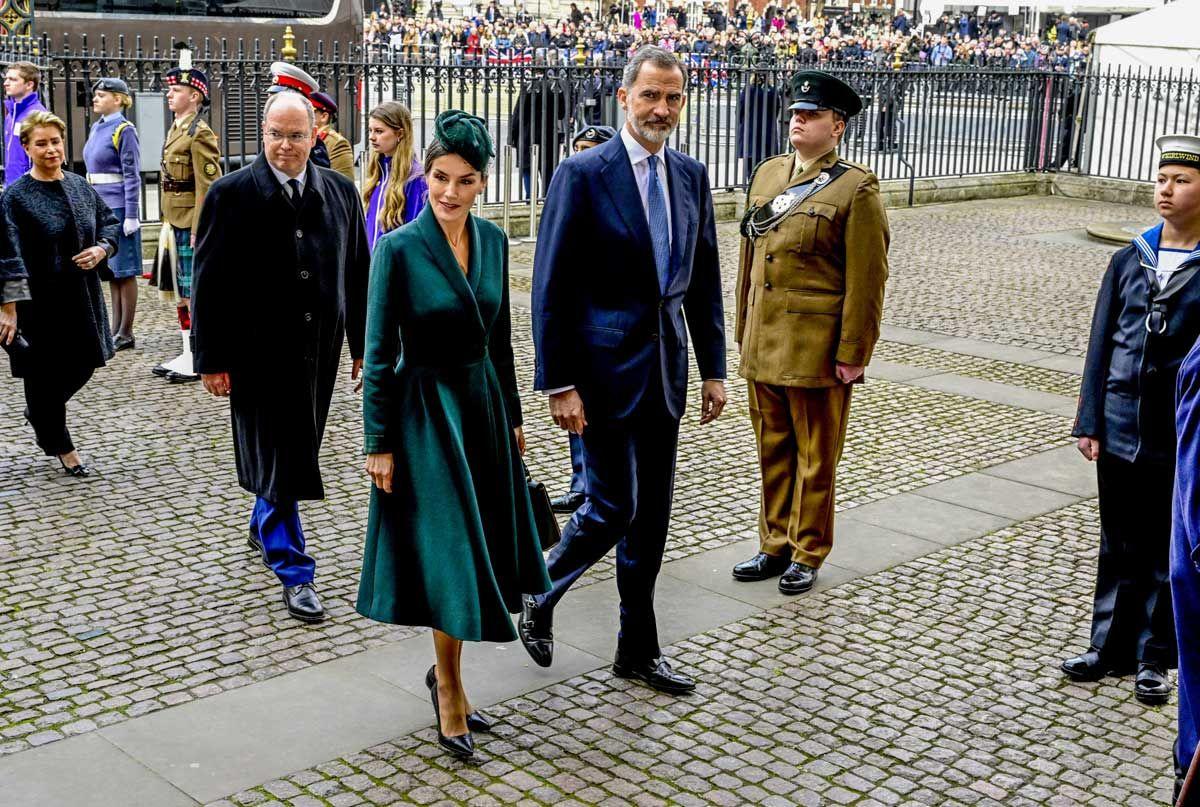 La reina Letizia, con vestido-abrigo verde