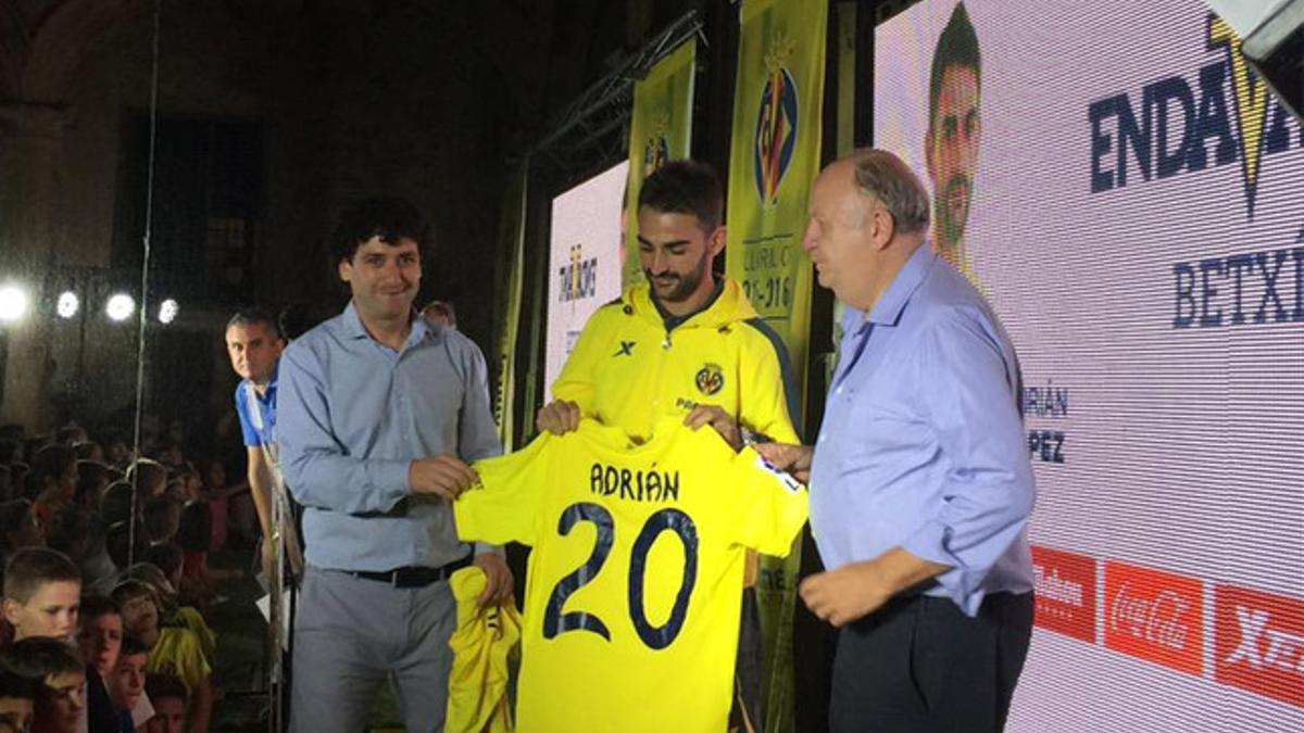 Adrián en su presentación con el Villarreal