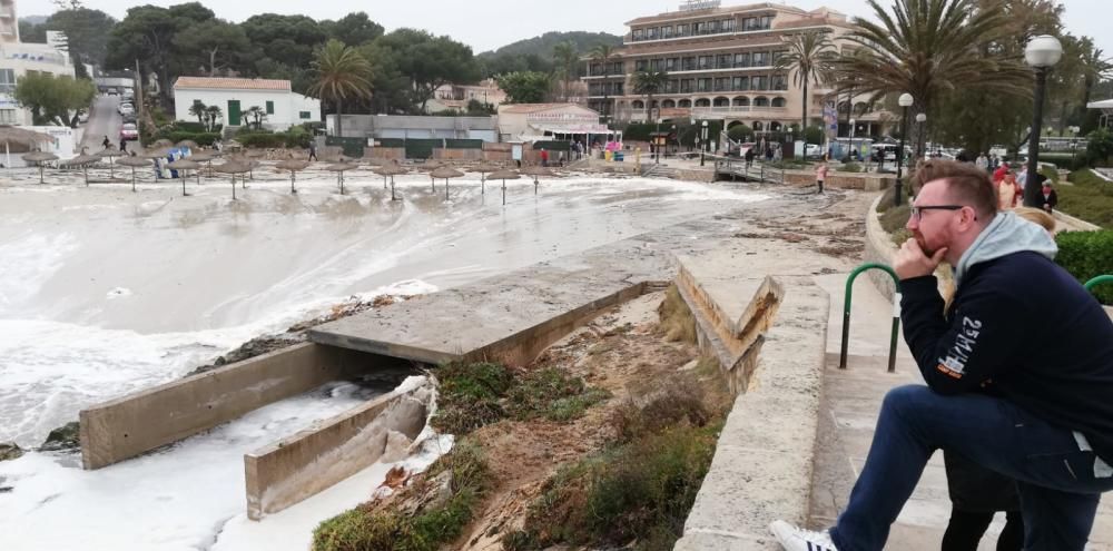 El temporal arrasa la playa de Son Moll en Capdepera