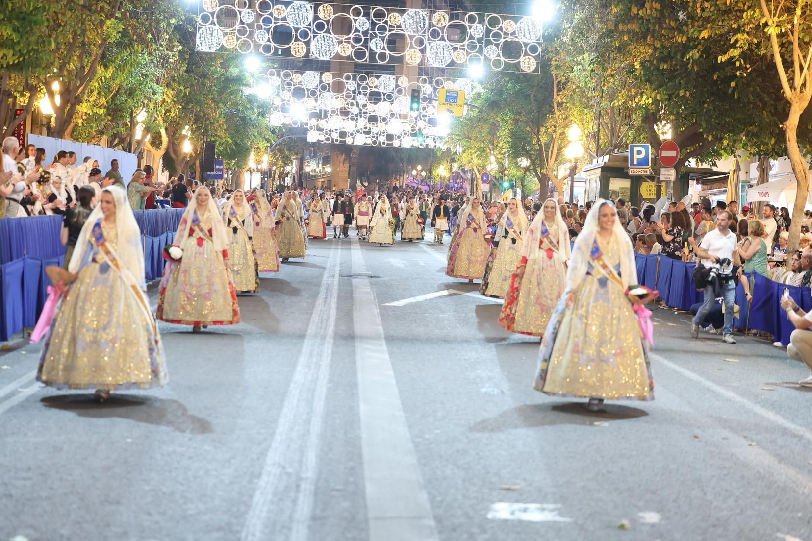Berta y la corte completan la Ofrenda de Alicante