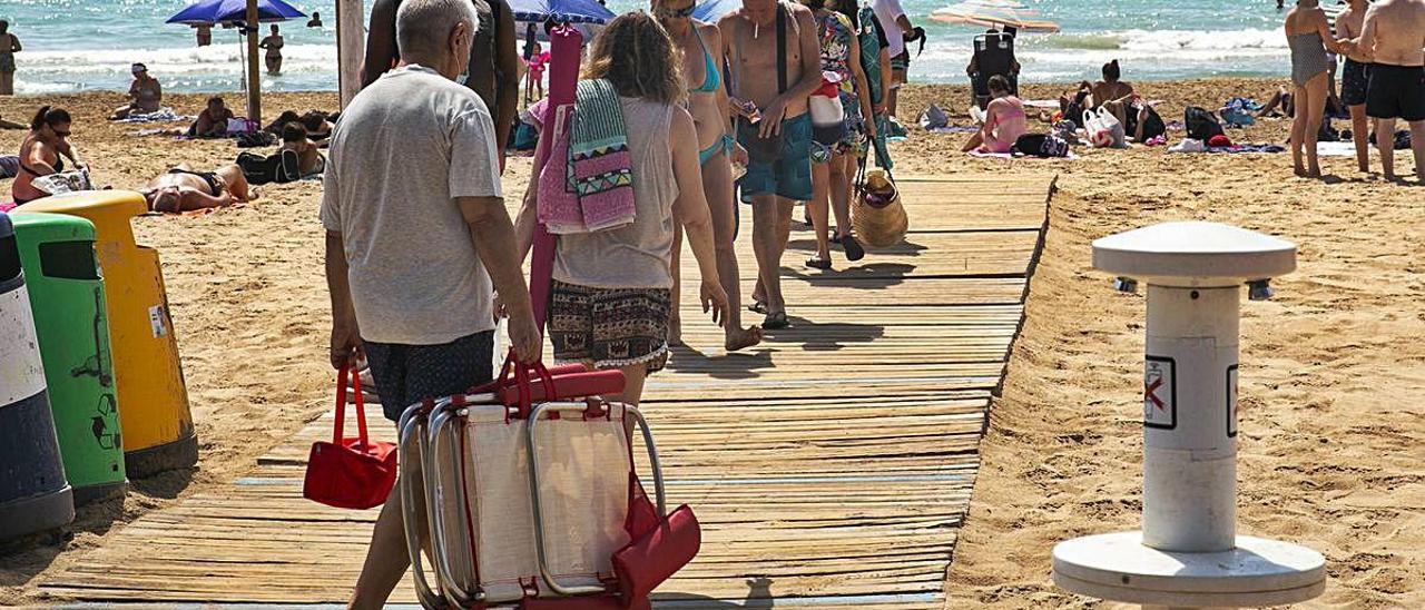 Las pasarelas con los lavapiés tapados se deben utilizar para acceder a la playa.