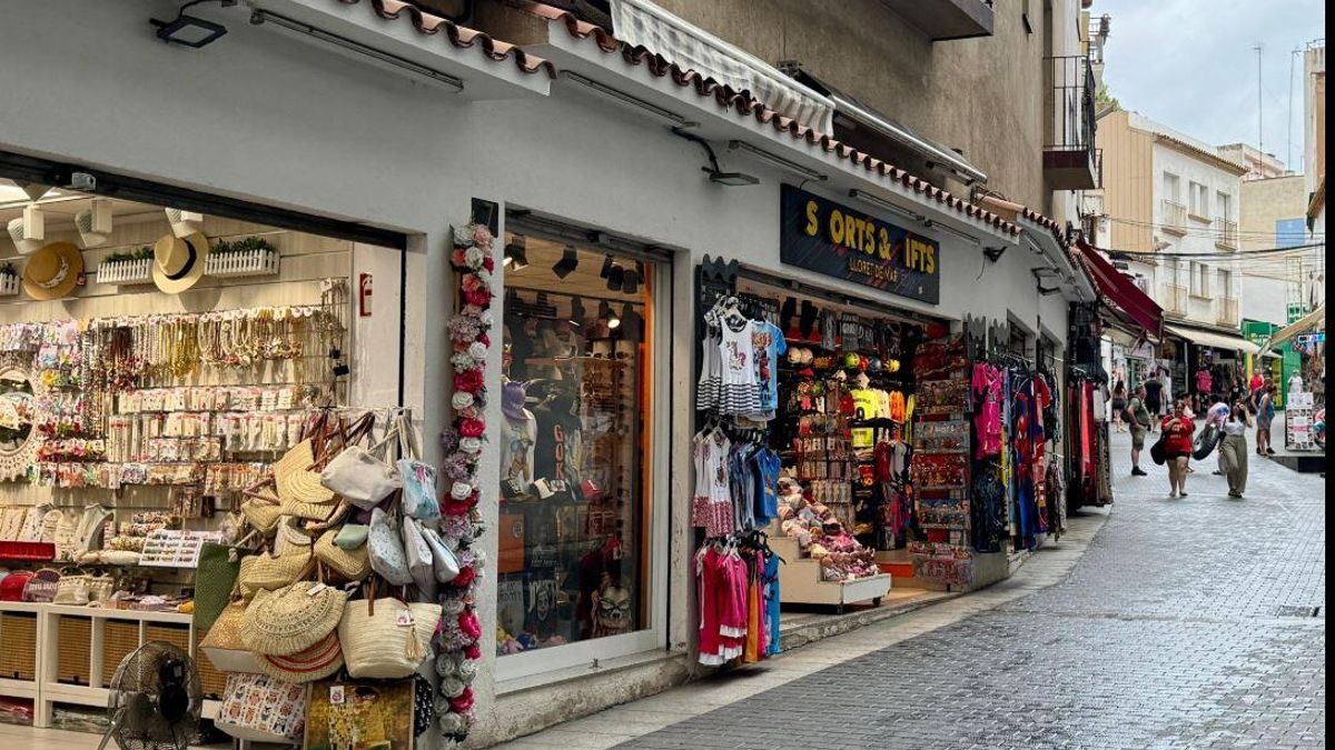 Algunes botigues dels carrers comercials del nucli antic de Lloret de Mar