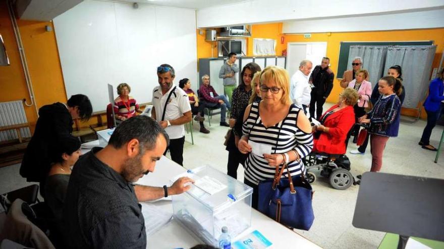 Una mesa electoral situada en A Illa de Arousa. // Iñaki Abella