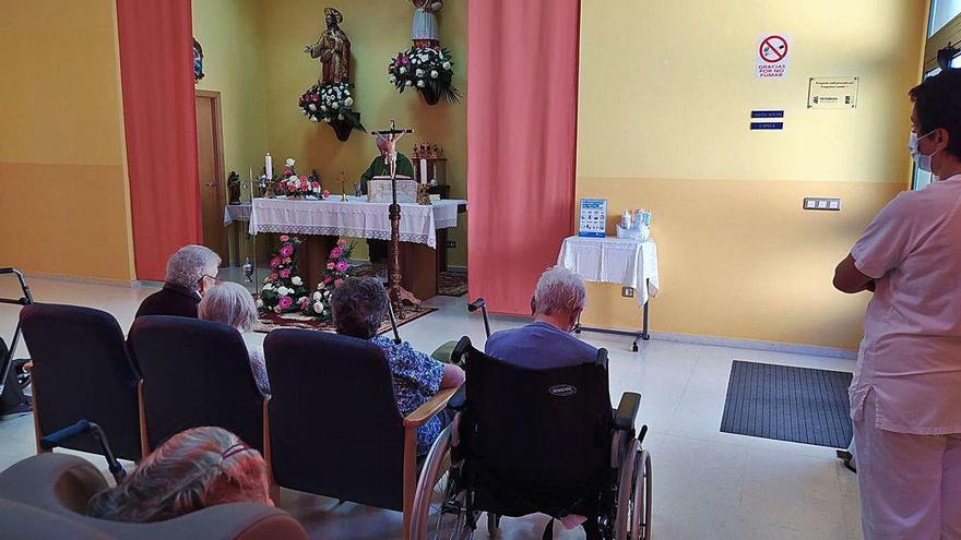 Monseñor Quinteiro Fiuza ofició la misa por San Ramón, ayer, en la Residencia de Vila de Cruces.