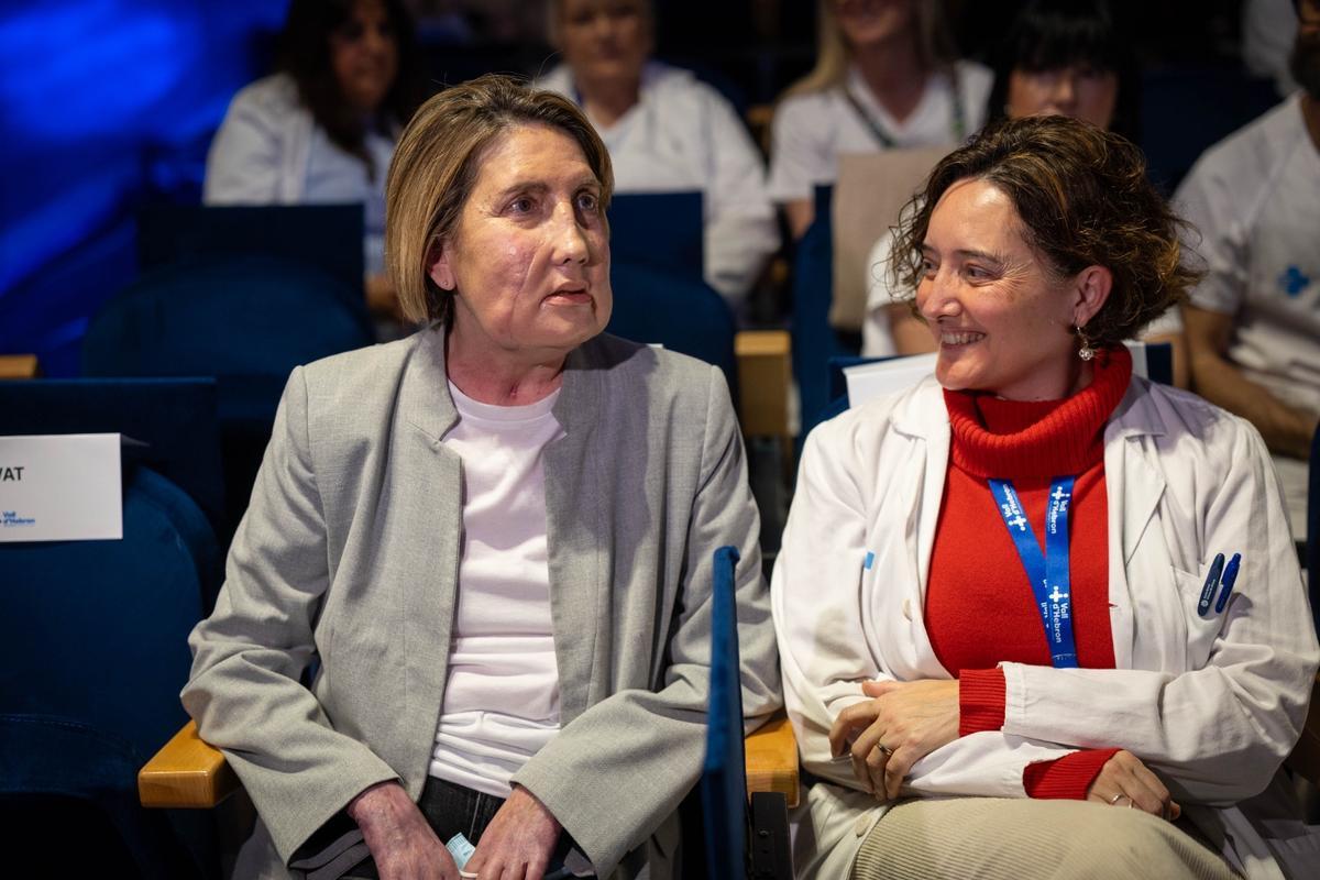 Carme, la paciente trasplantada, junto a una sanitaria, este lunes en Vall dHebron.