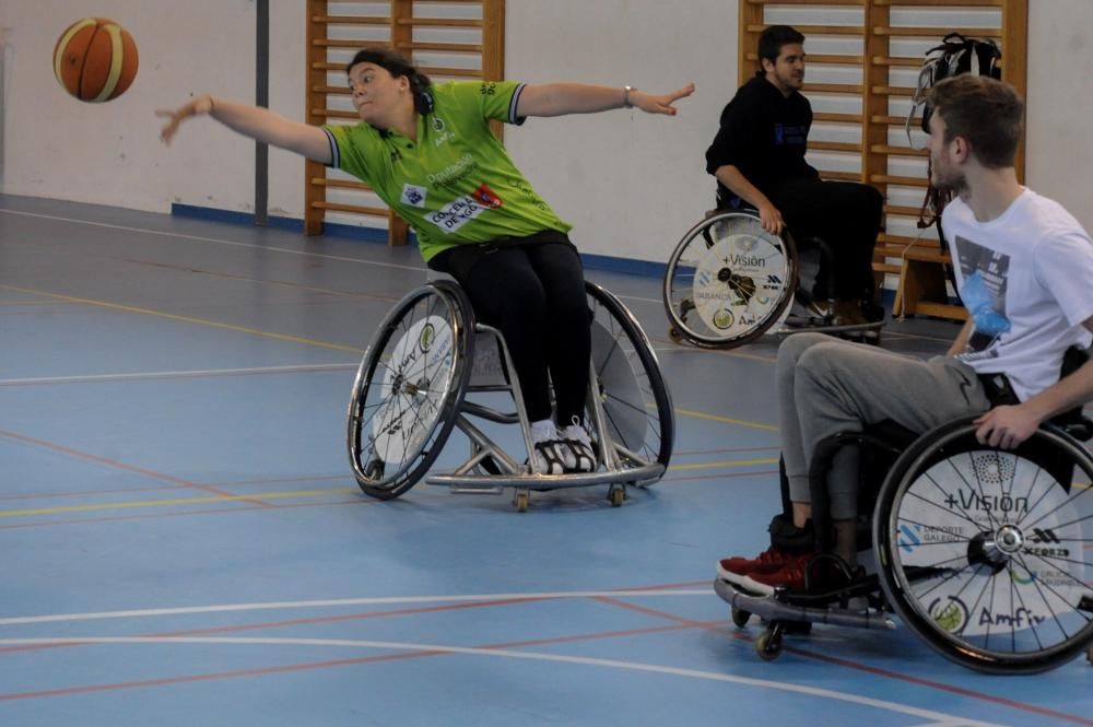 Estrenándose en el baloncesto en silla de ruedas