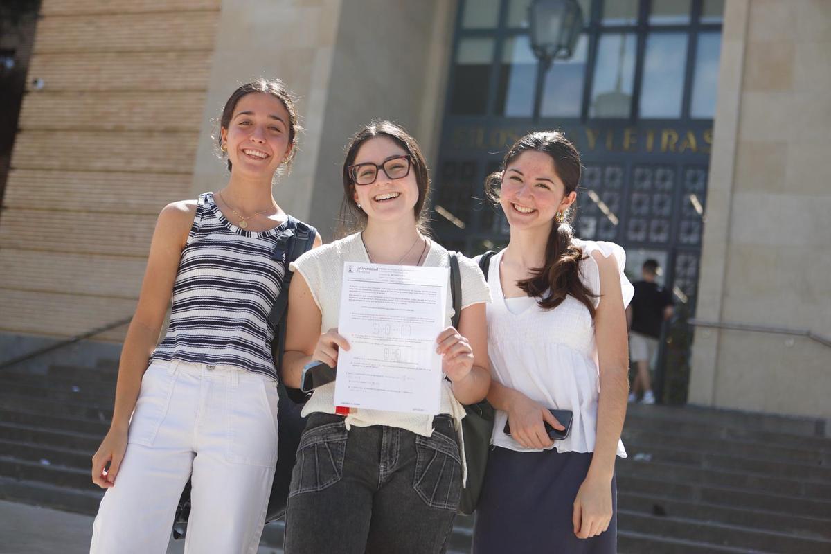 Mar y dos amigas suyas después del examen de Matemáticas de la PAU 2026