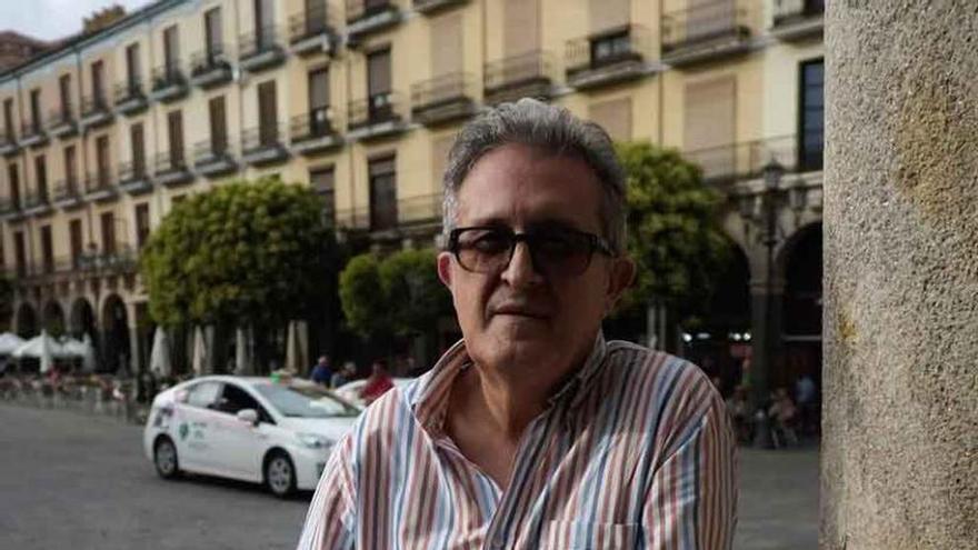 El juez Luis Aurelio González, en la Plaza Mayor de Zamora.