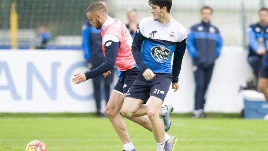 Luis Alberto pugna con Jonathan Rodríguez durante el entrenamiento de ayer en Abegondo.