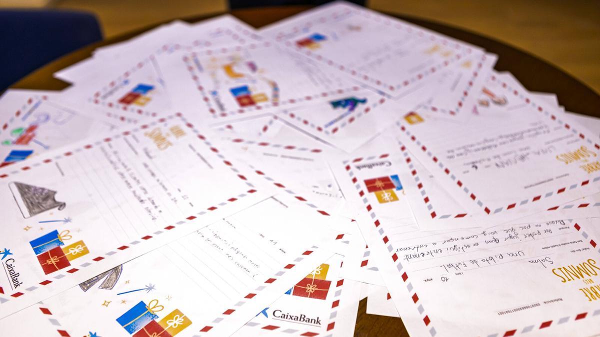 Treballadors i clients de CaixaBank han fet possible el desig d'un centenar de nens de la comarca