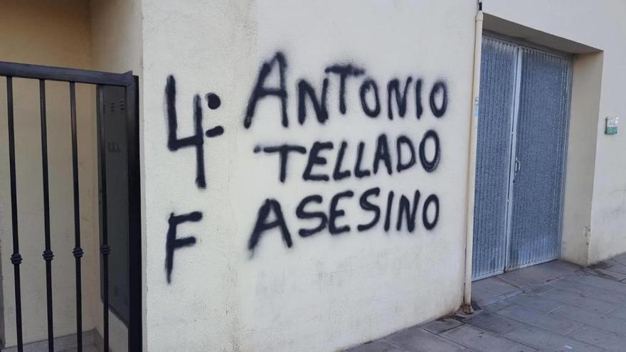 Aparecen pintadas en la finca del asesino de Boni