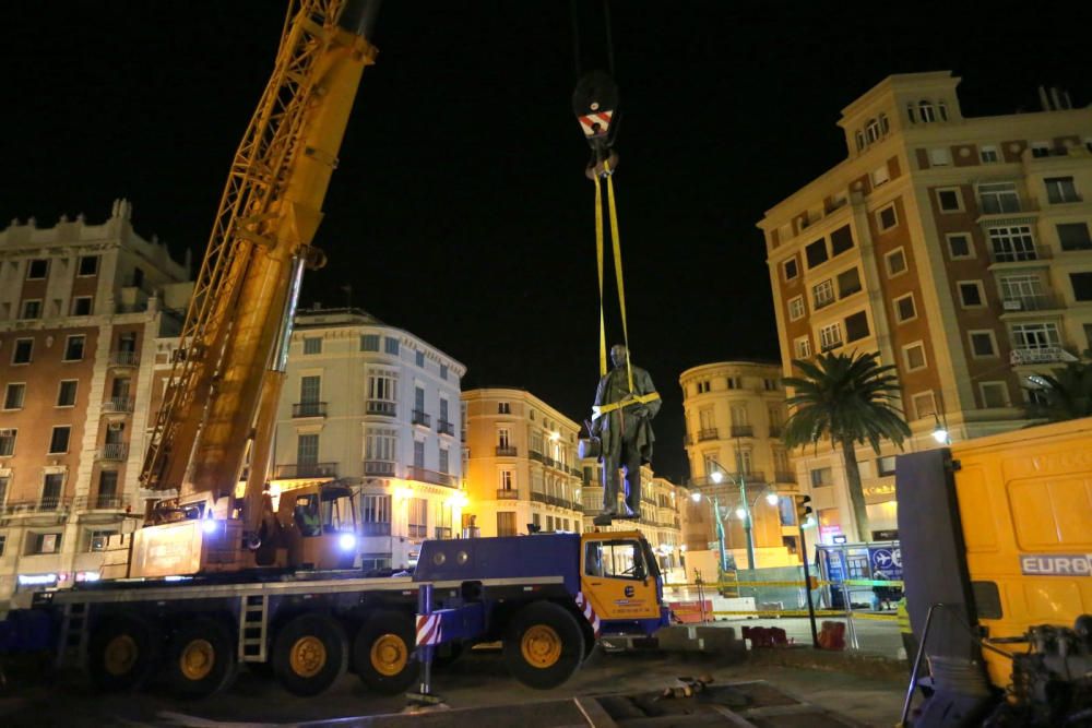 Traslado de la escultura del Marqués de Larios para su restauración.