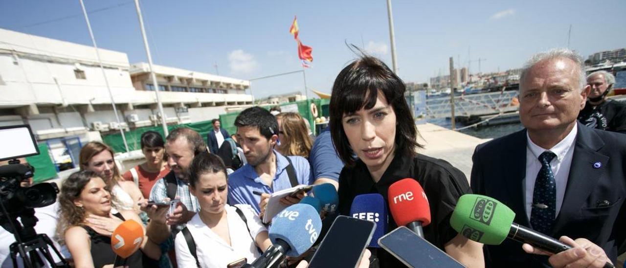 La ministra Diana Morant y el director del Centro Oceanográfico de la Región, Fernando de la Gándara.