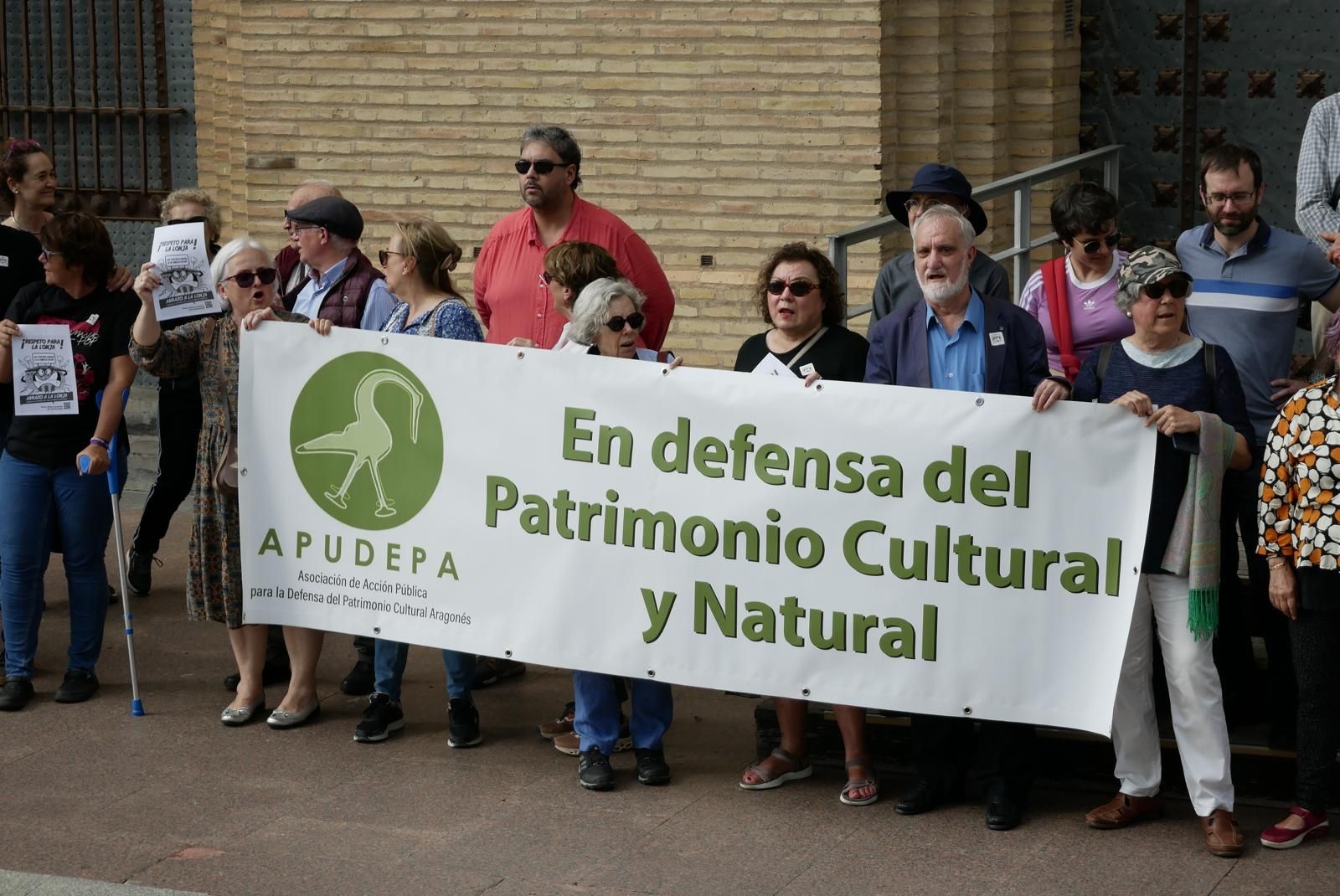 En imágenes | El abrazo a la Lonja de Zaragoza