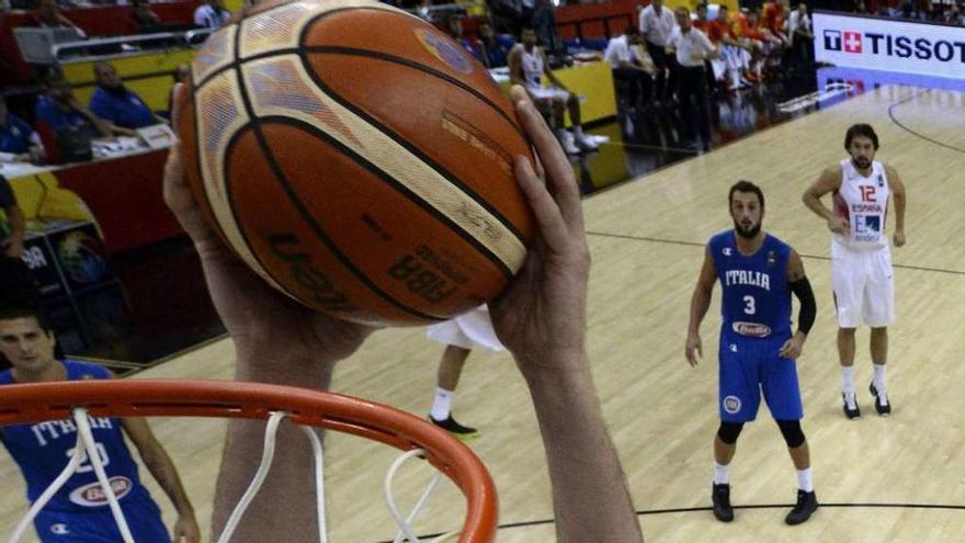 El pívot Pau Gasol (c) machaca la canasta italiana, durante el partido de ayer. // Juan Carlos Hidalgo