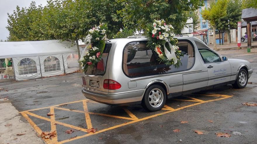 Coche fúnebre del fallecido en San Martín de Castañeda.