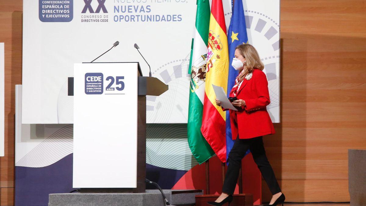 La ministra Calviño se dirige al estrado para su intervención en el Congreso de Directivos de CEDE, en el Palacio de Congresos de Córdoba.