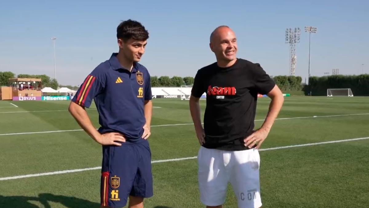 ¡Pedri conoce a Iniesta... y Alba se ríe de él por lo nervioso que estaba!