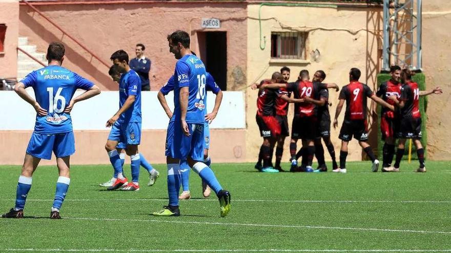 Los jugadores granates, desolados tras encajar uno de los goles. // Área 11