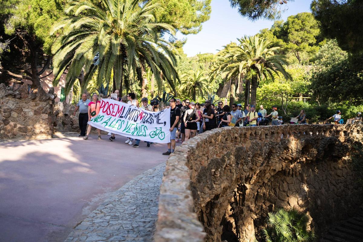 Vecinos del Park Güell protestan por multas a bicicletas