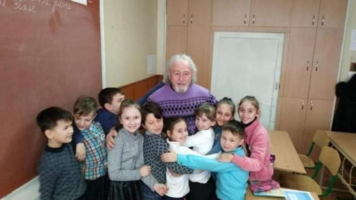 Mariano García, junto a niños ucranianos.