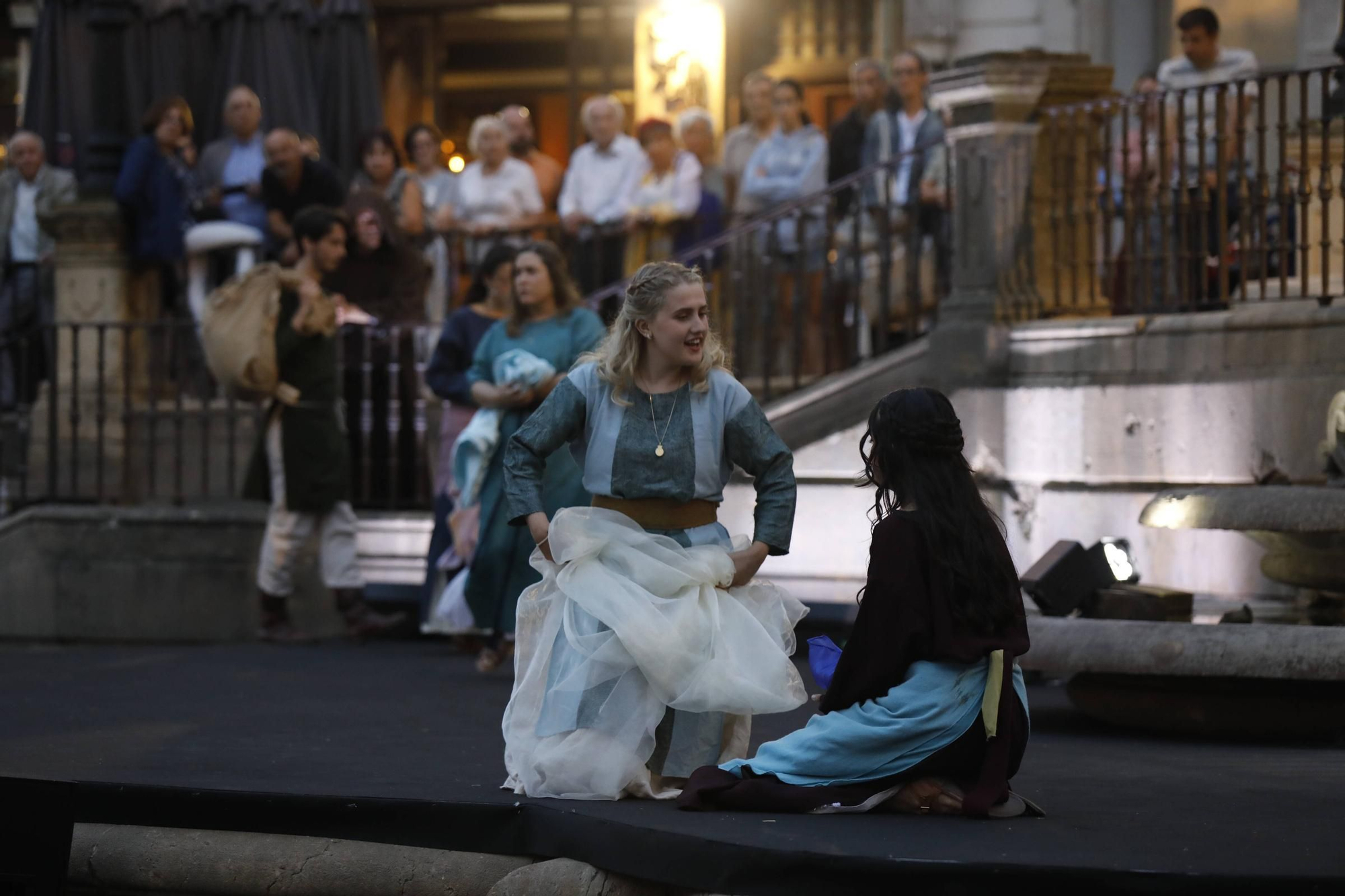 IMÁGENES: Recreacion de "El primer peregrino" en la plaza de la Catedral de Oviedo
