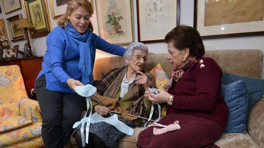 Lulú Vázquez de Silva (centro), junto a Carmela Calvar, voluntaria, y Carmen Moares, vicepresidenta de Red Madre Pontevedra. // Gustavo Santos