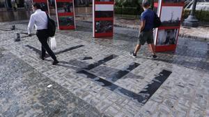 El acento abierto de la denominación «València» que puede verse en la plaza del Ayuntamiento.