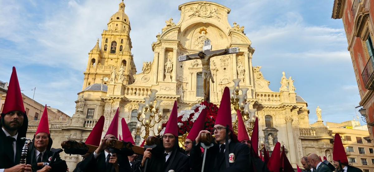 El Santísimo Cristo de la Misericordia procesiona frente a la Catedral.