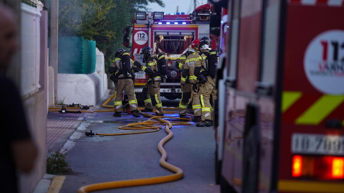 Todas las imágenes del incendio de un garaje lleno de motos en Puig d'en Valls.