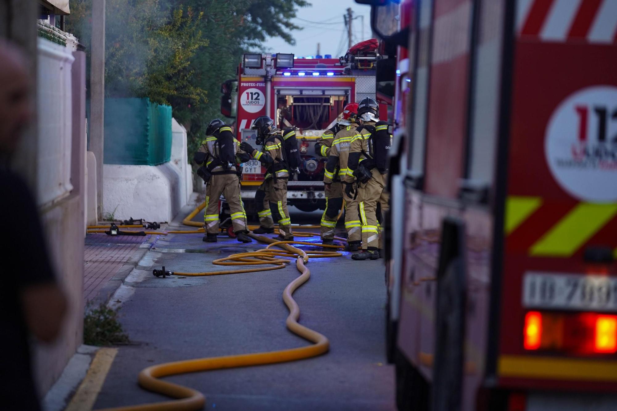Todas las imágenes del incendio de un garaje lleno de motos en Puis d'en Valls