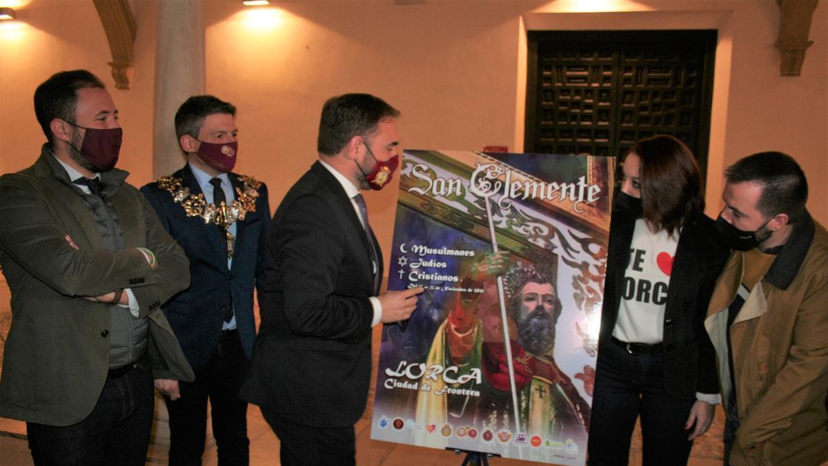 Francisco Morales, Luis Torres, Diego José Mateos, Marién Muñoz y Julián David Ponce, con el cartel de las fiestas.