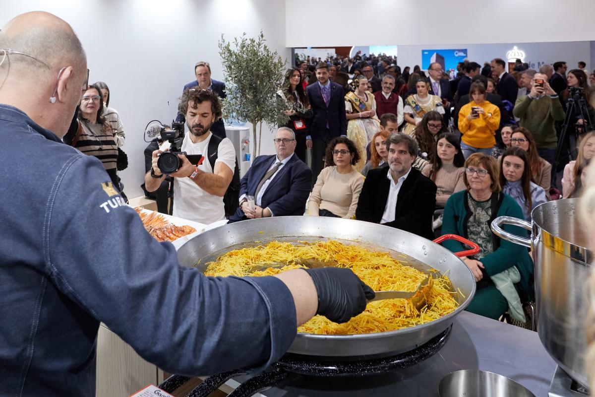 Cocina en directo de una Fideuà de Gandia en el pabellón de la Comunitat Valenciana.