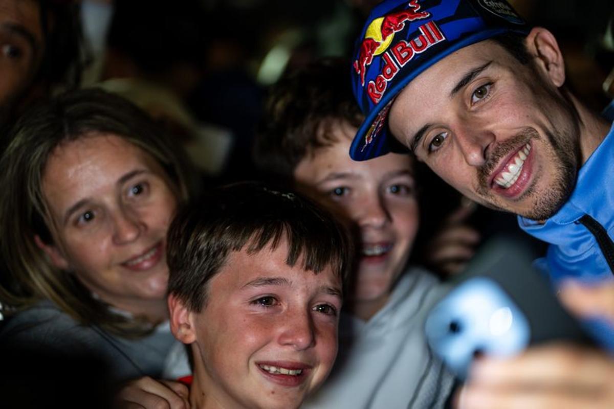 Àlex Márquez se hace una foto con el móvil de un seguidor suyo en Cheste (Valencia).