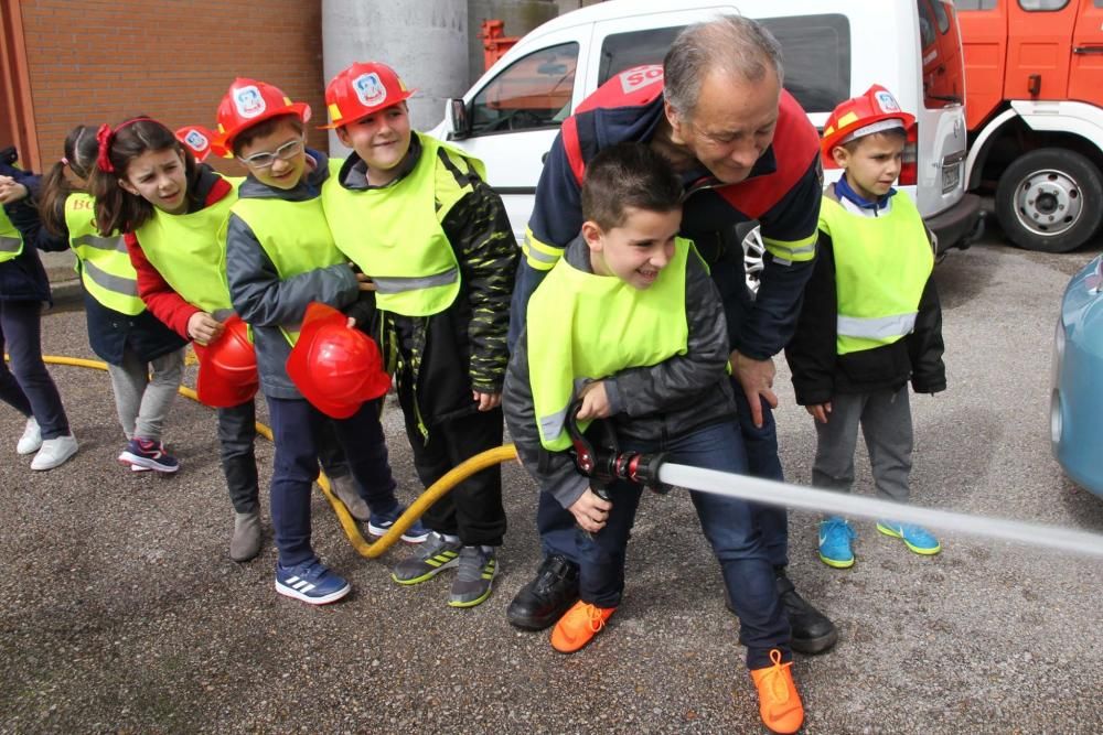 Visita del colegio Fozaneldi a los bomberos.