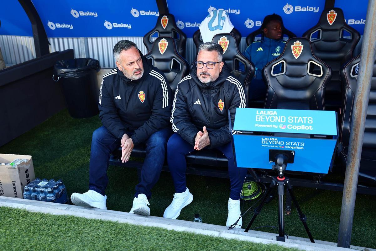 David Navarro, junto con Néstor Pérez, su ayudante, en el banquillo.