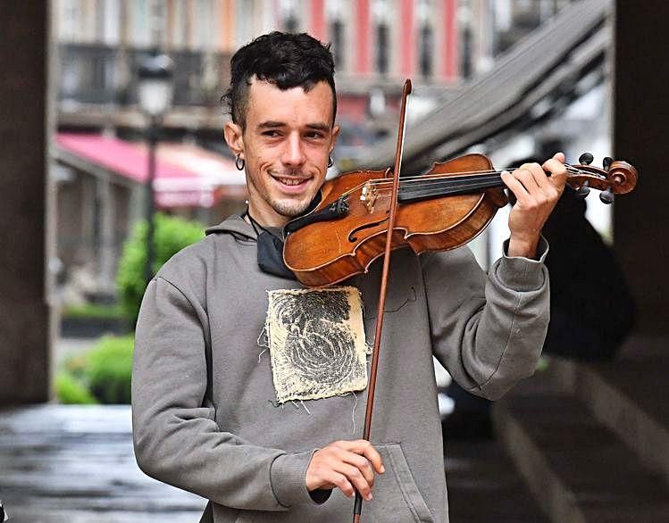 El violinista Dani Villareal, en Riego de Agua. | // VICTOR ECHAVE