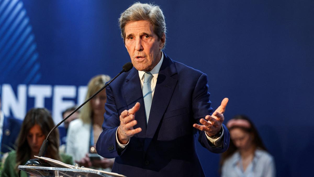 John Kerry se dirige al auditorio en una de las charlas del COP27