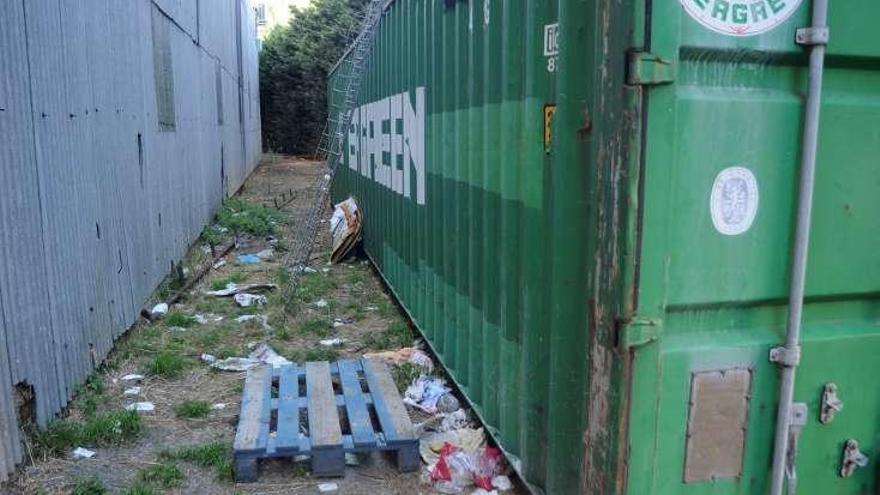 La basura se acumula en el parking posterior de Fexdega. // I. A.