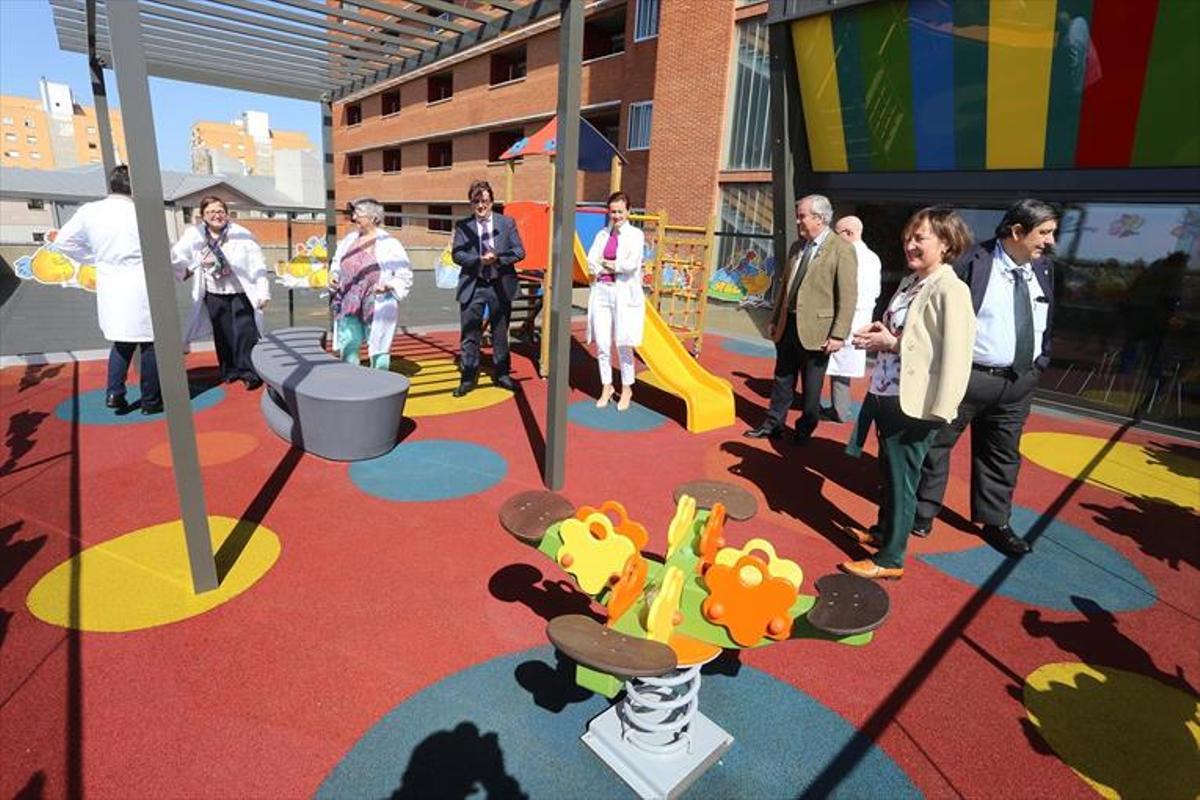 El Materno de Badajoz estrena el parque infantil impulsado por la Fundación Calderón