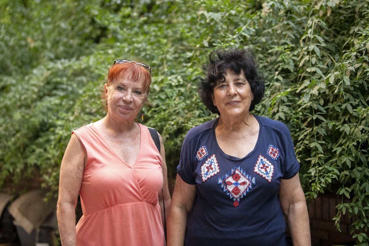 Dos cuidadoras de la colonia felina Universigats, ubicada en el jardín de la UB. Barcelona, 25 de junio de 2026. Foto: Belén González / EP